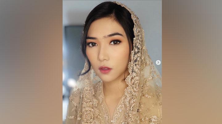 Isyana Sarasvati Anggun Berbusana Nuansa Champagne saat Pengajian