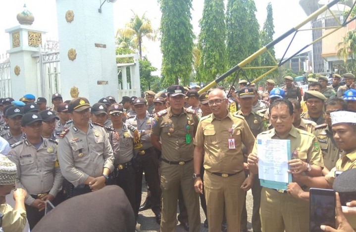 Puluhan Guru Honorer K2 Unjuk Rasa Depan Gedung DPRD Riau