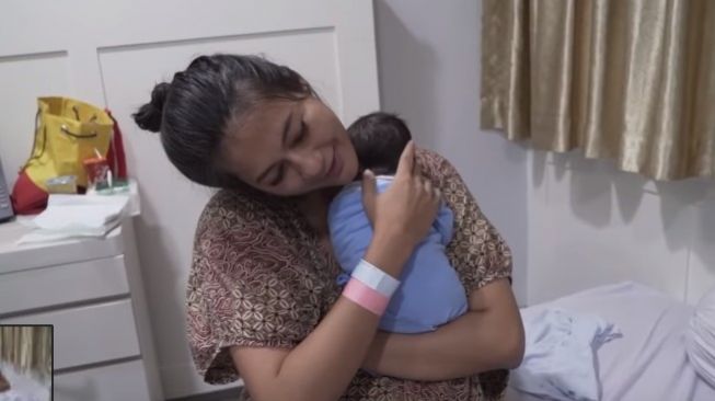 Baim Wong Resmi Berikan Nama Putranya Kiano Tiger Wong