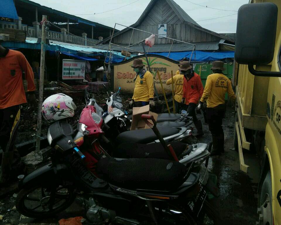 Kepala DKPP Inhil Pantau Petugas Kebersihan Bersihkan Pasar Selodang Kelapa