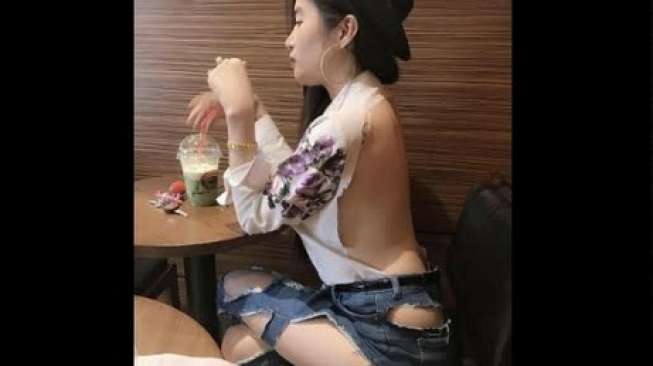 Viral! Cewek Seksi Pakai Baju Compang-camping, Berani Tiru?
