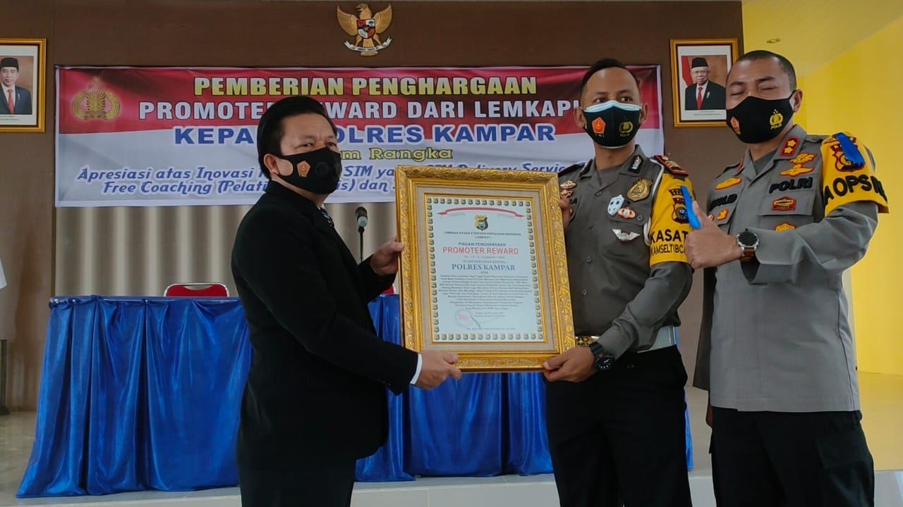 LEMKAPI Anugerahkan Piagam Penghargaan Promoter Reward untuk Polres Kampar