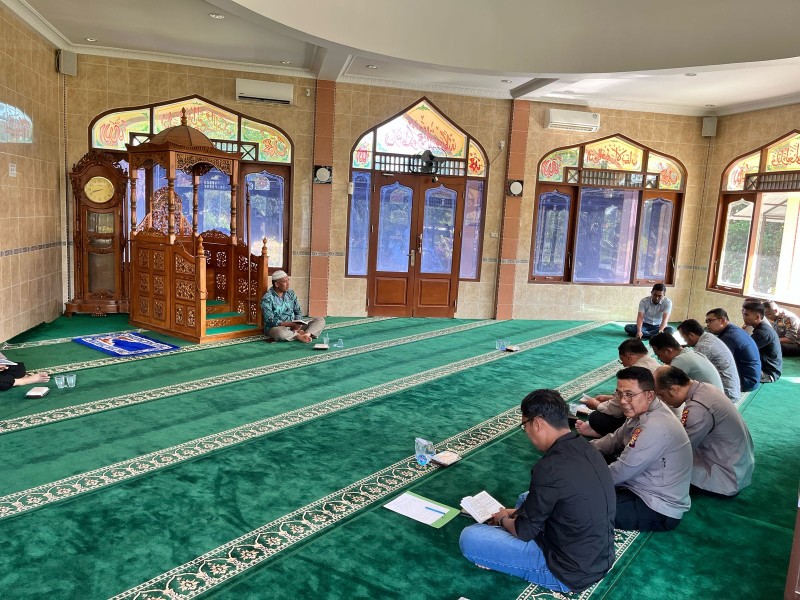 Personil Polres Siak Gelar Pembinaan Rohani dan Mental Lewat Pembacaan Surat Yasin di Masjid Al Muttaqin