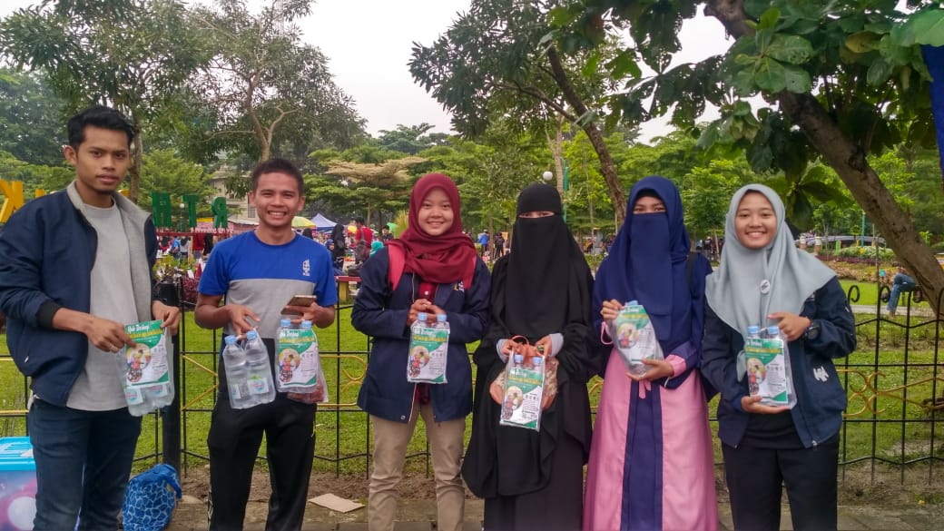 Volunteer Komunitas GBMN-Meranti Jualan Air Mineral di Kota Pekanbaru