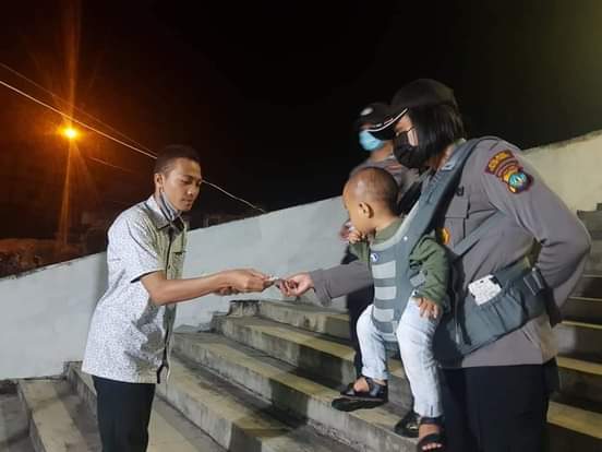 Polwan Ini Ikut Pam Natal Sambil Gendong Bayinya