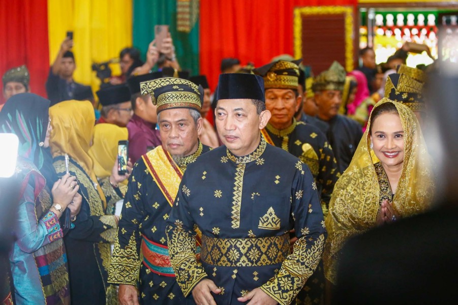 Kapolri Terima Anugerah Adat Ingatan Budi dari LAM Riau
