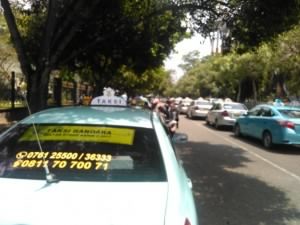 Dikawal Polisi, Taksi Berduyun-Duyun Padati Jalan Samping BI