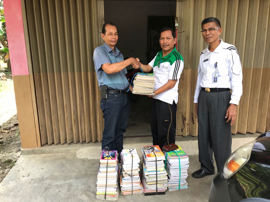 DPC LSM Clean Governance Kuansing Wakafkan Buku