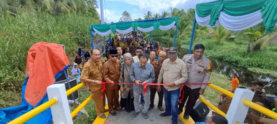 Ferryandi Resmikan Jembatan di Dusun Sialang Dalam