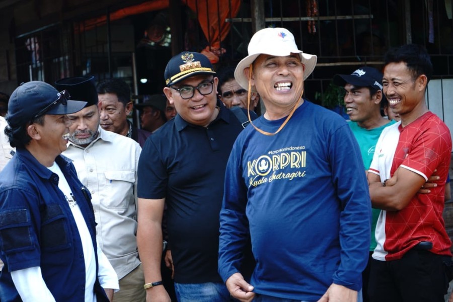 Jaringan Listrik 24 Jam Mulai Layani Warga Pelangiran, Bupati Tinjau Langsung Pembangunan Infrastruktur