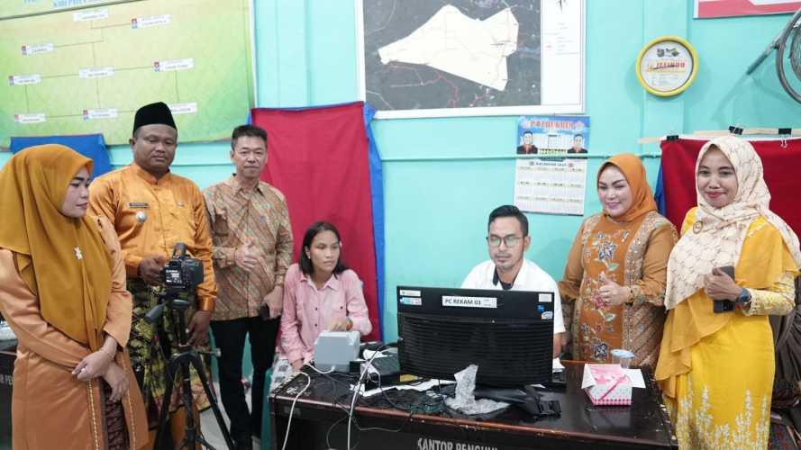 Pantau Perekaman e-KTP Di Tanjung Medan, Bupati Rohil : Sasaran Pemula Kelas SMA