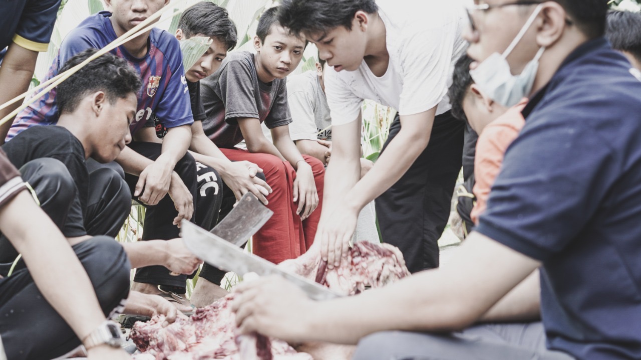 LPI DD Salurkan Daging Kurban Kepada Ratusan Siswa Marginal dan Masyarakat