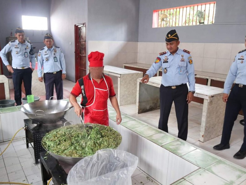 Kalapas Edi Lakukan Kontrol Keliling di Lapas Narkotika Tanjungpinang