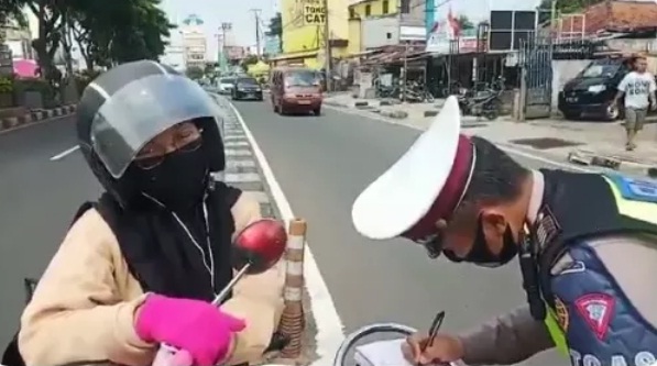 Ditilang, Emak-Emak Ini Malah Curhat ke Polisi: Ngak Ada Bosen-bosennya, yang Kemarin SIM-nya masih di Kejaksaan
