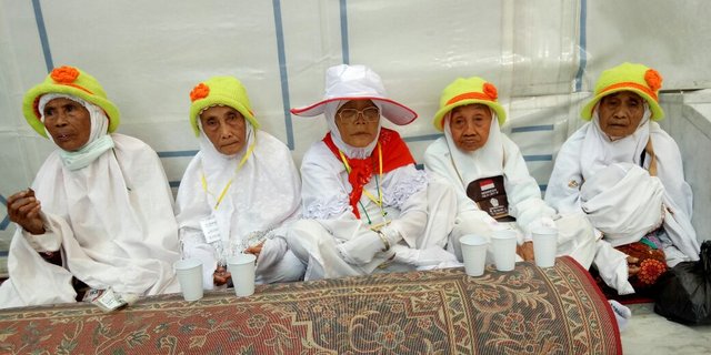 Pakai Topi Lucu, Jemaah Haji Indonesia Diajak Selfie Orang Turki