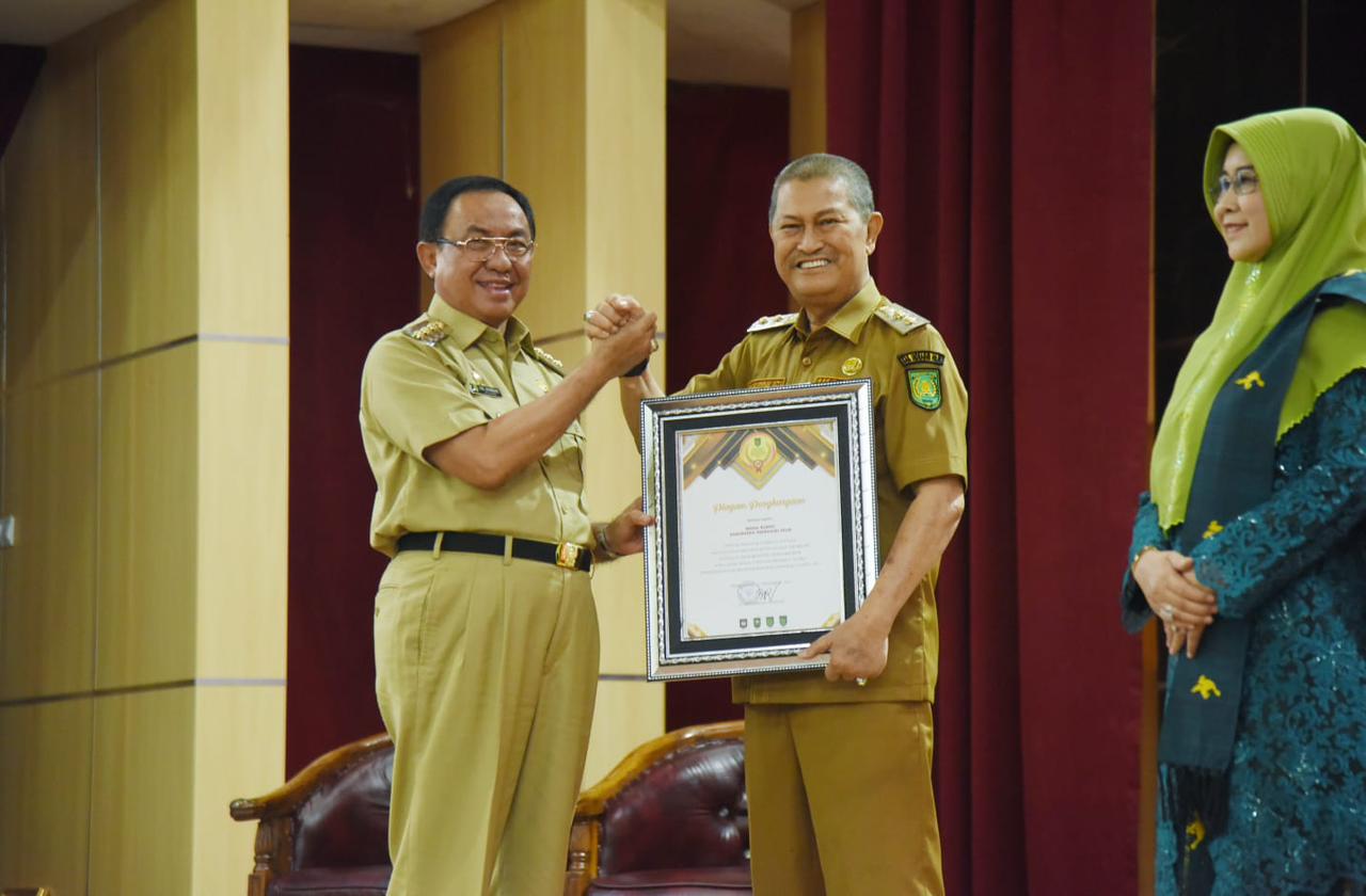 Bupati Wardan didampingi Wabup Syamsuddin Uti Serahkan Piagam Penghargaan Partisipasi IGA TH 2021