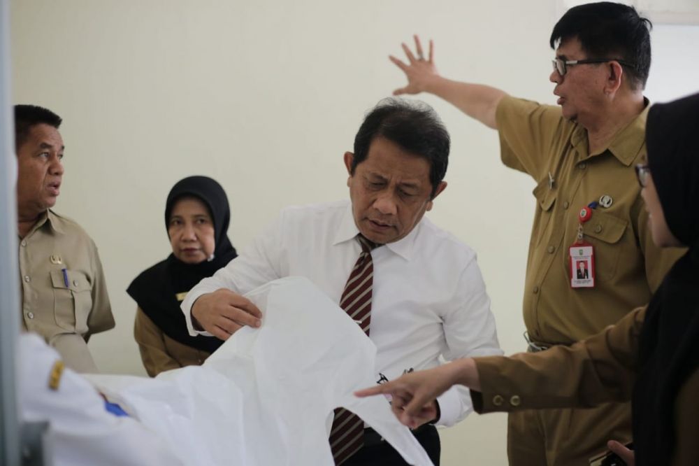 Yan Prana Jaya Tinjau Ruang Isolasi RSUD Arifin Achmad untuk Penanganan Pasien Corona