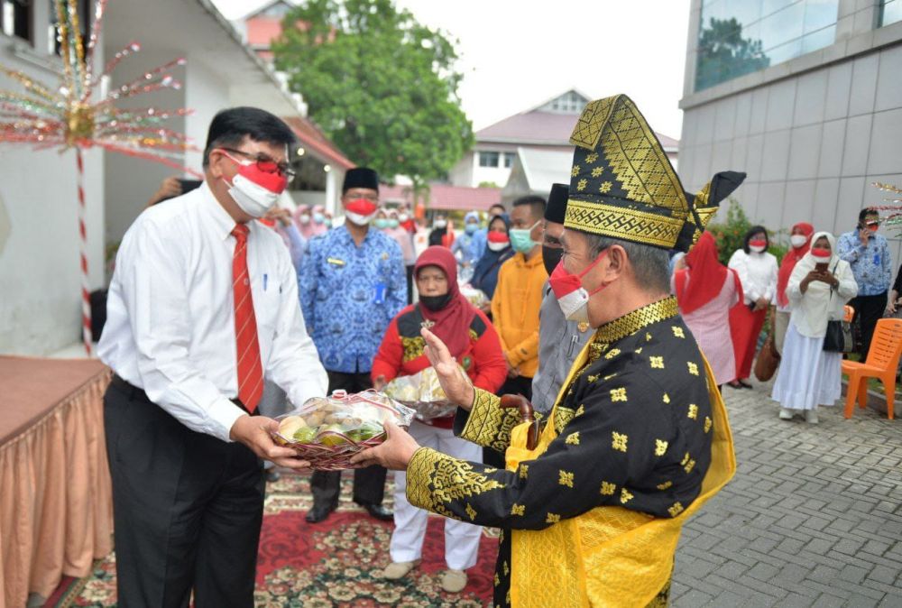 Gubernur Riau Semangati dan Serahkan Buah Untuk Nakes dan Warga