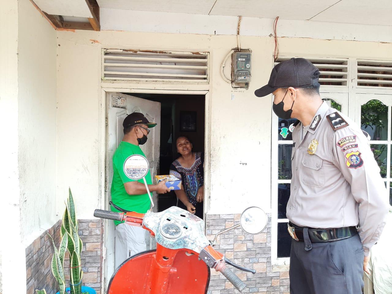 Polres Inhil Bagikan Nasi Bungkus