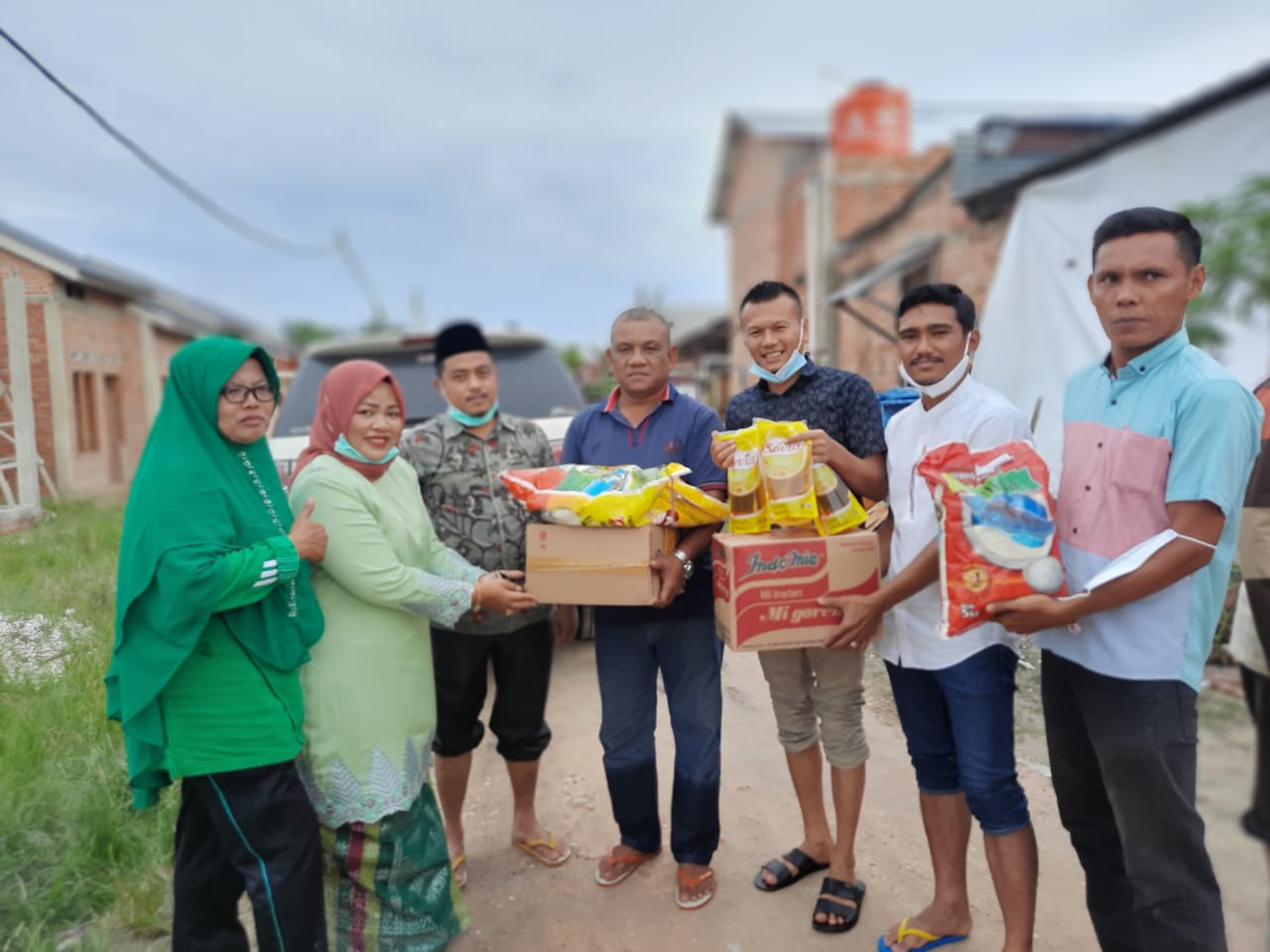 Repol Bersama Ketua PK Golkar Siak Hulu Sambangi Korban Banjir di Kubang