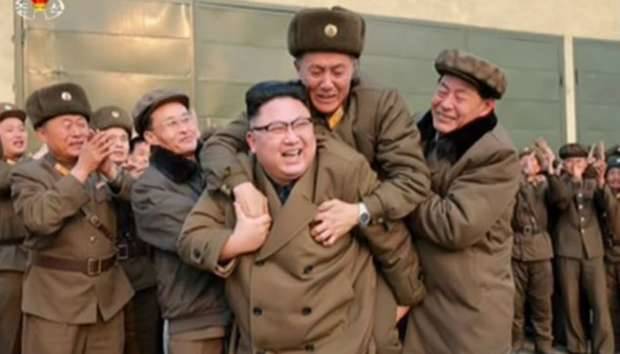 Siapa Pria yang Digendong Kim Jong-un?