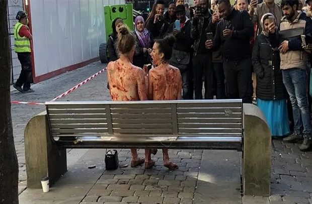 Dua Wanita Telanjang Diolesi Selai Stroberi di Manchester