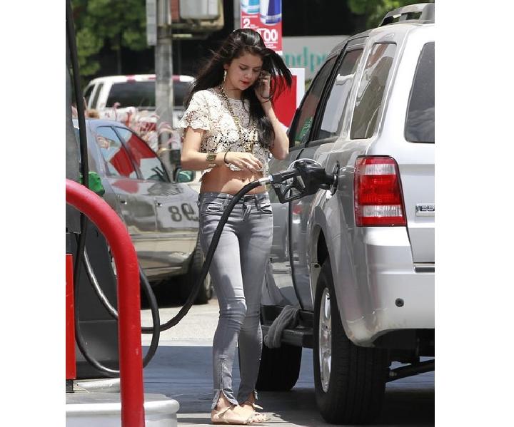 Deretan Mobil Selena Gomez dari SUV hingga Sedan Mewah