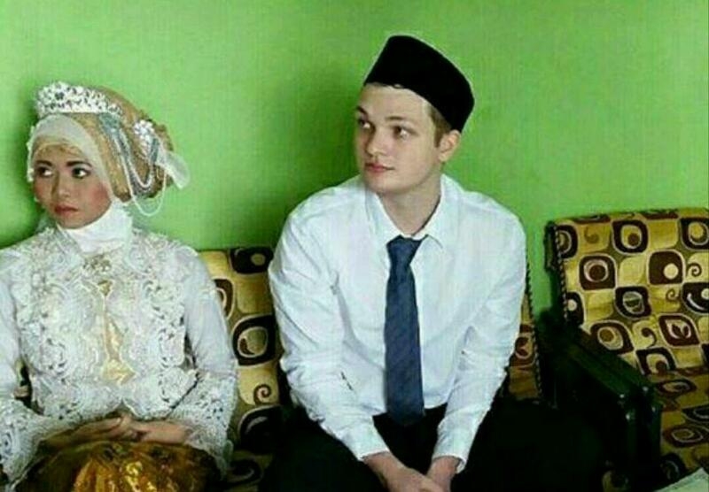 DEMI CINTA... Bule Australia Jadi Muallaf dan Menikah dengan Baby Sitter Cantik 