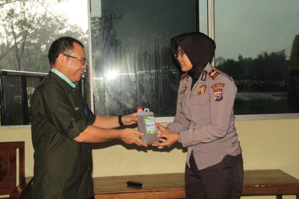 Unilak Bagikan Hand Sanitizer kepada Masyarakat, TNI dan Polri