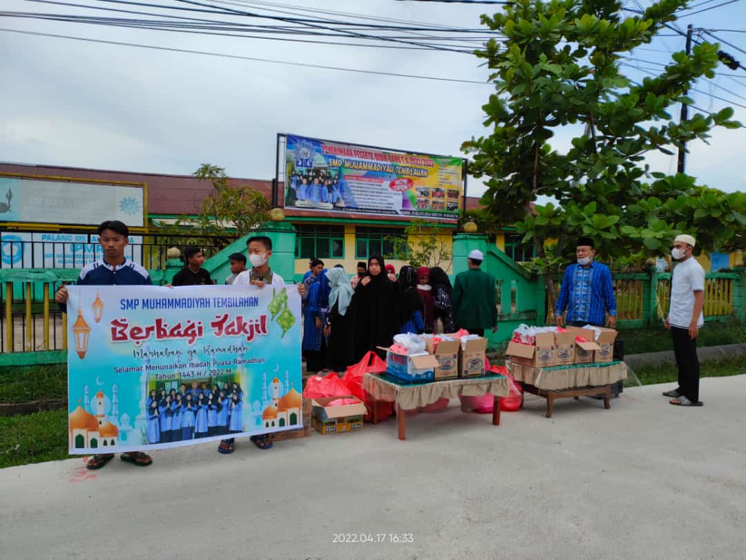 SMP Muhammadiyah Tembilahan Bagikan Takjil Ramadhan