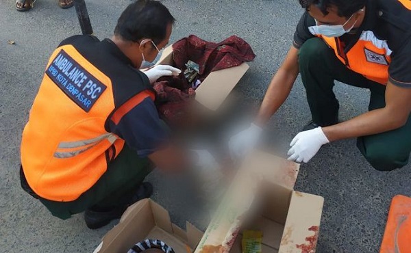 Orok Bayi Ditemukan di Depan Hotel di Jalan Hangtuah, Diduga Sempat Tergilas Mobil dan Dikerumuni Anjing