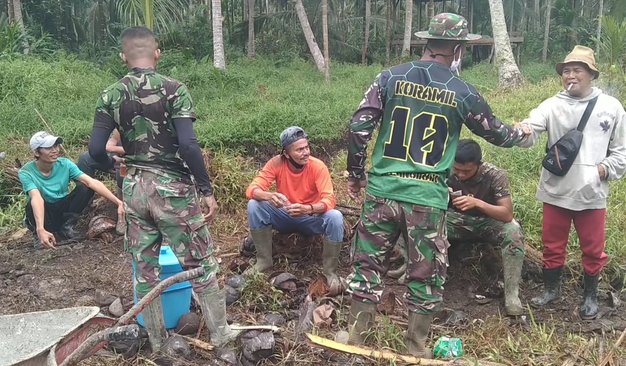Terlihat Keakraban Satgas TMMD Kodim 0314/Inhil dan Warga