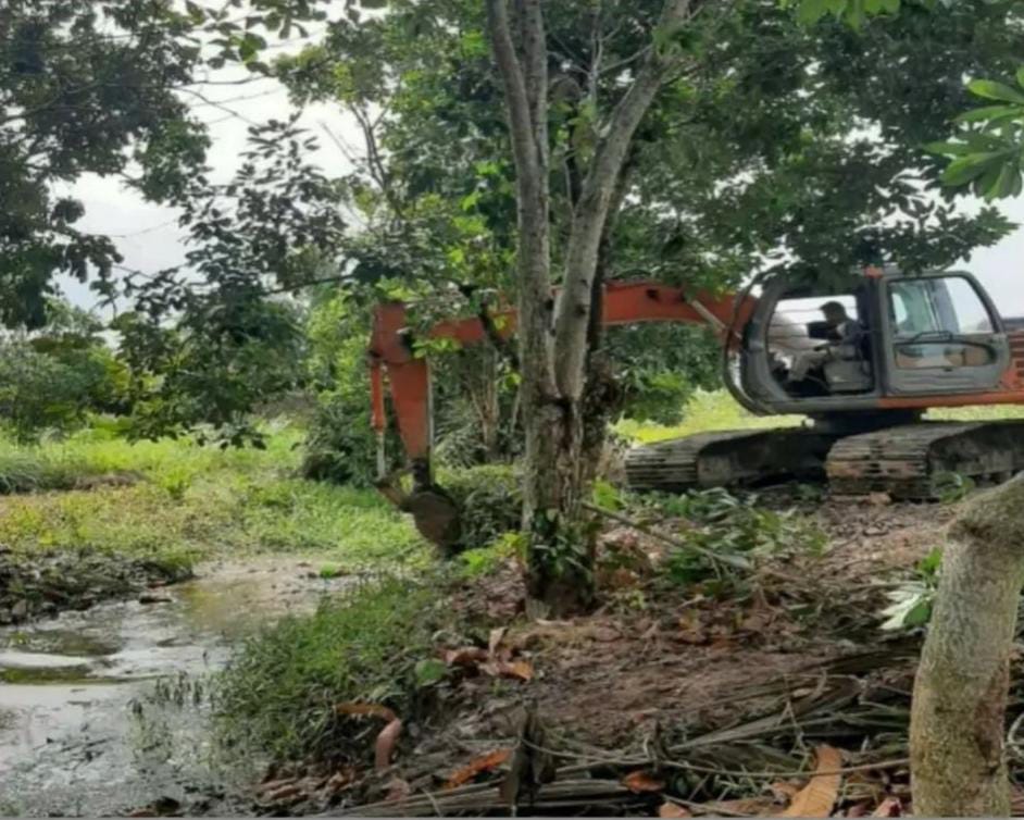 Percepat Normalisasi Sungai di Jalan Fajar Raya, Dinas PUPR Kerahkan Alat Berat