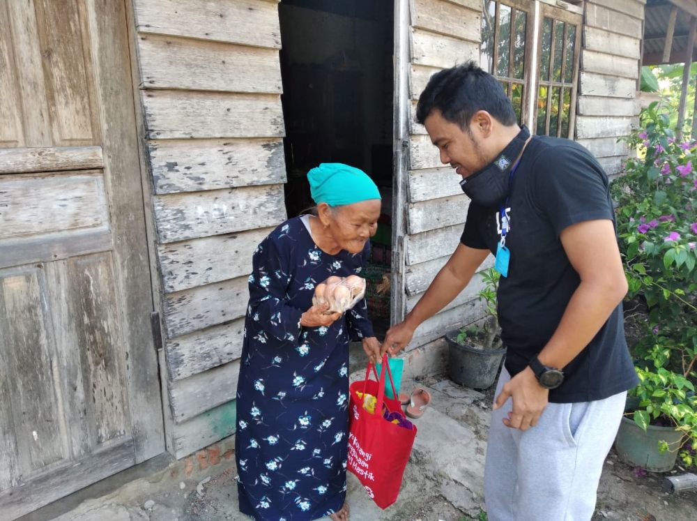 Lawan Covid-19 dengan Berbagi Sembako dan Masker