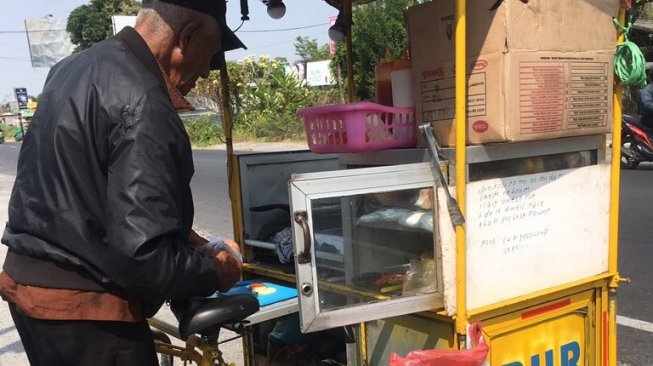 Viral Burger 'Legend' Mbah Dinar Jogja, Penjualnya Sudah Tua Renta