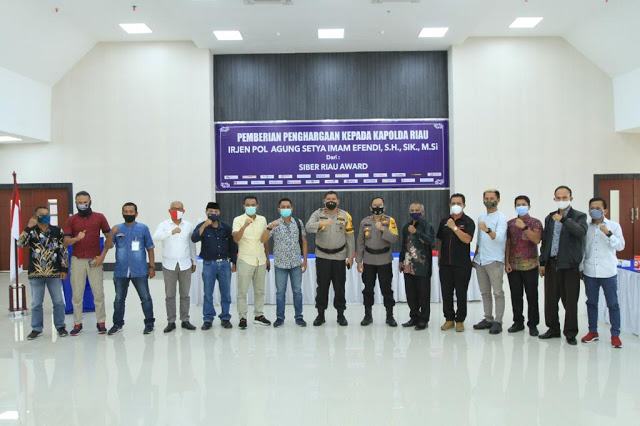 Kapolda Riau Menerima Penghargaan Dari Siber Riau Award