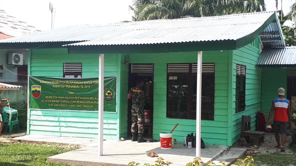 TNI Rehab Rumah Warga