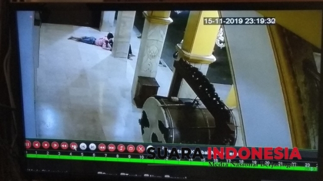 ASTAGA! Dua ABG Ditangkap karena Mesum di Masjid, Videonya Viral