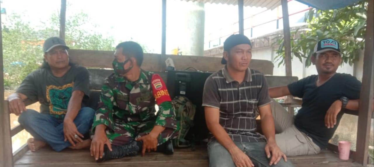 Bersama warga Babinsa Koramil 07/Reteh  Komsos di Desa Pandan Sari