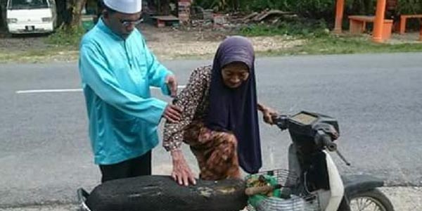Membonceng Nenek-nenek Bukan Muhrim Dilarang