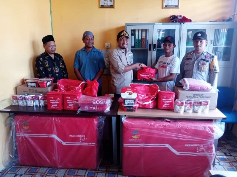 Korban Kebakaran di Desa Simpang Kateman Terima Bantuan