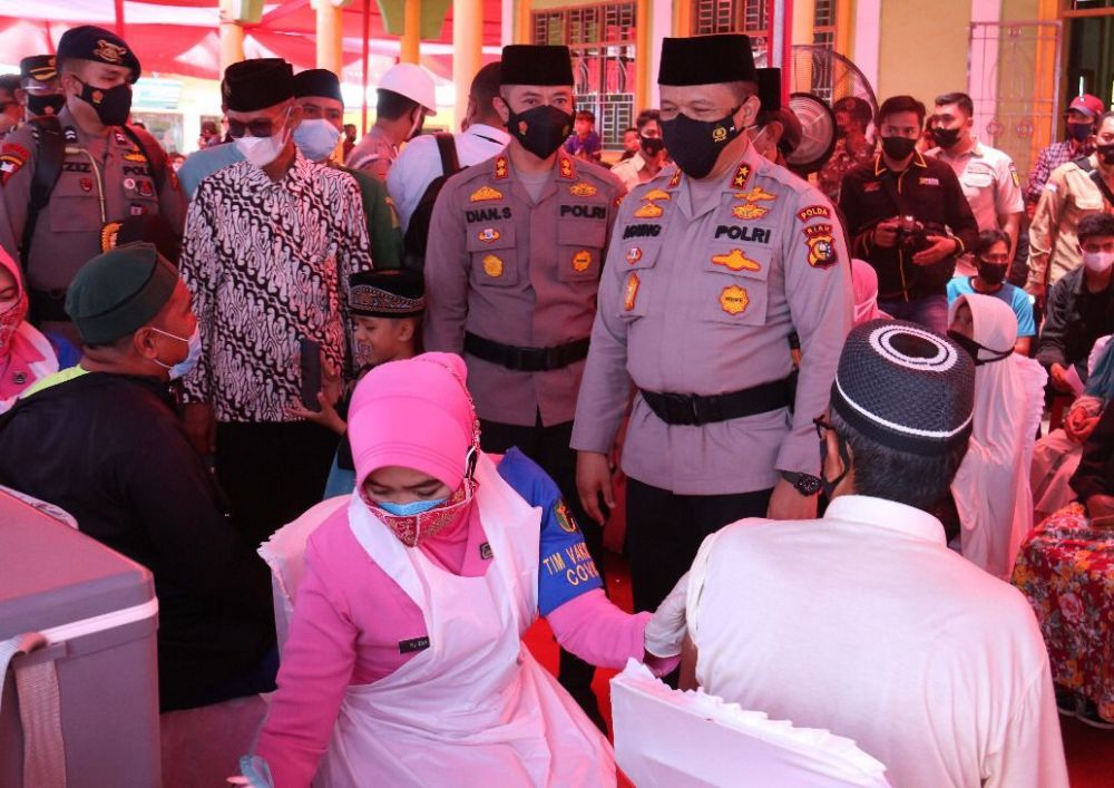 Kapolda Serahkan 1.500 Dosis Vaksin di Inhil