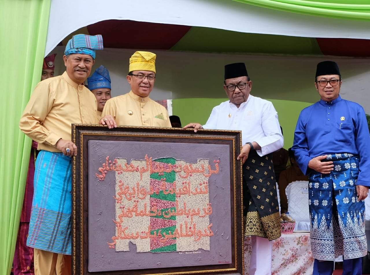 Bupati dan Wabup Inhil Ikuti Pawai Ta'aruf MTQ XXXVII Provinsi Riau di Pekanbaru