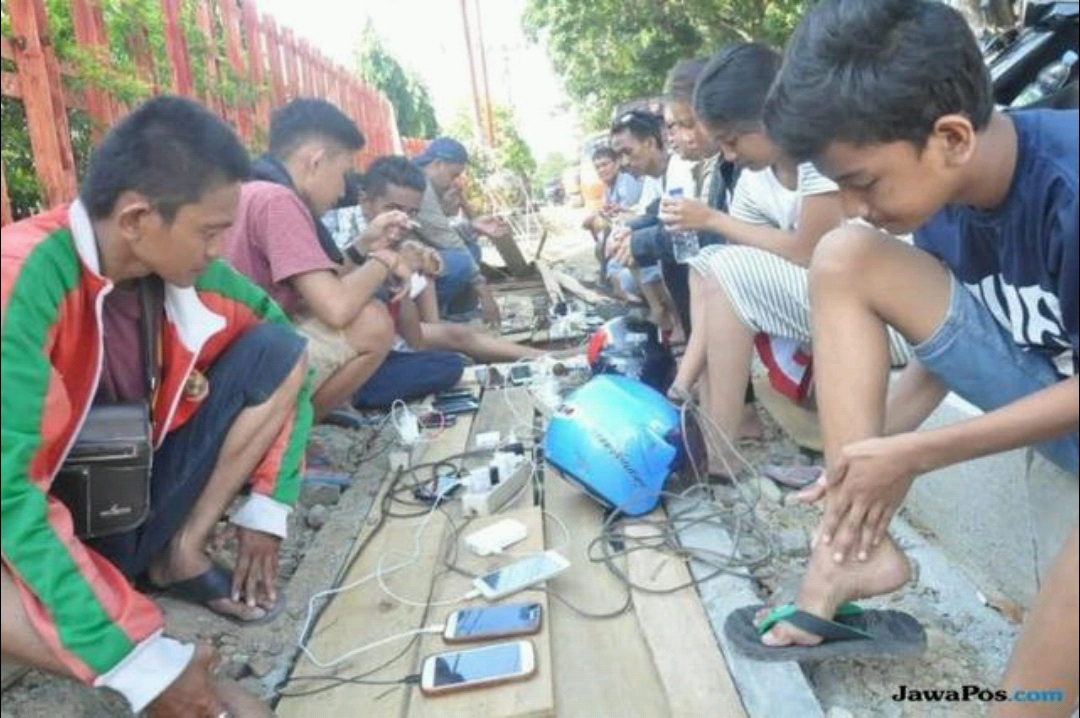 Korban Tsunami Palu Berburu Listrik di Pinggir Jalan untuk Charge HP