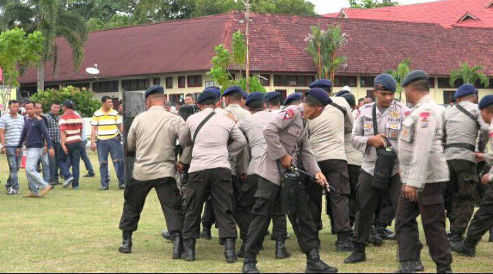Polisi di Riau Latihan Pengamanan TPS