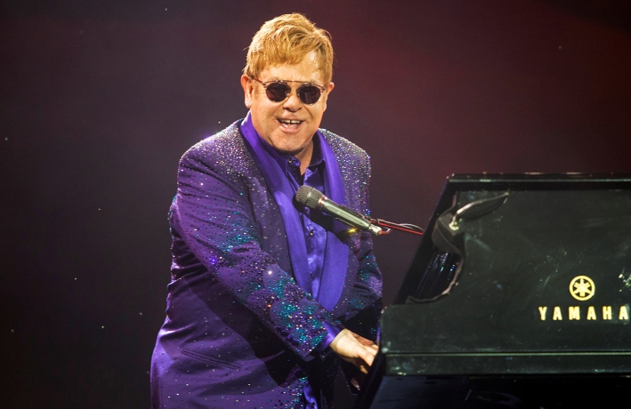 Penyanyi Legendaris Elton John Ulang Tahun Ke-70