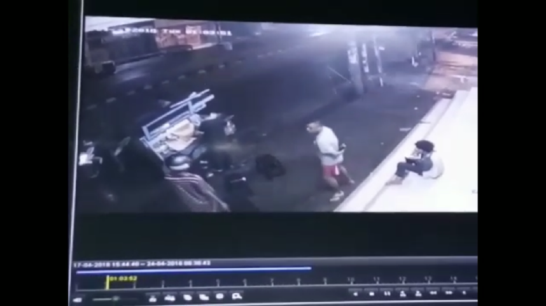 Detik-detik Ngerinya Aksi Bandit Bercelurit Terekam CCTV