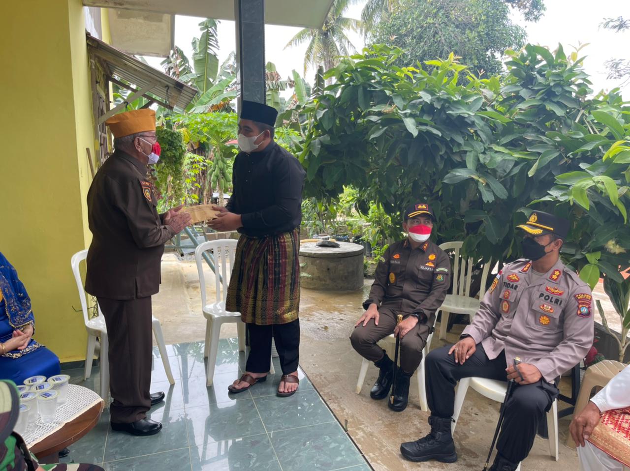 Wabup Bintan Bersama Forkopimda Salurkan Tali Asih kepada Veteran