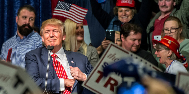 Usai Pelantikan, Donald Trump Langsung Ganti Hp Baru