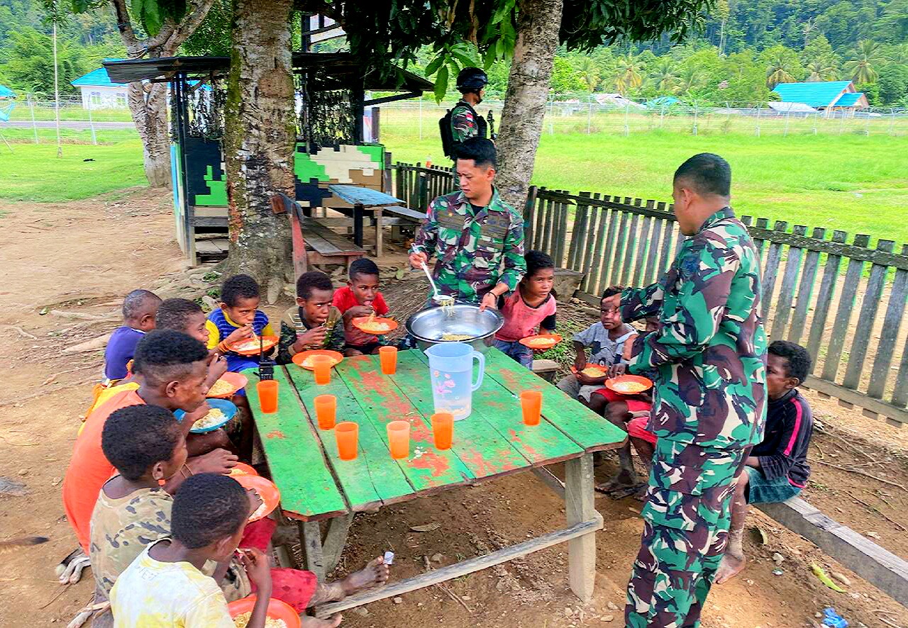 Satgas Pamtas Yonif Raider 142/KJ Lakukan Ini, Anak-anak di Papua Tersenyum Lebar